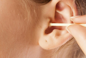 Почему нельзя чистить уши ватными палочками