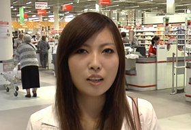 Японка Мики в Ашане.