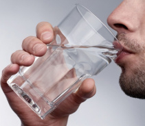 Информация от кардиолога! Стакан воды на ночь позволяет избежать инсульта и сердечного приступа.